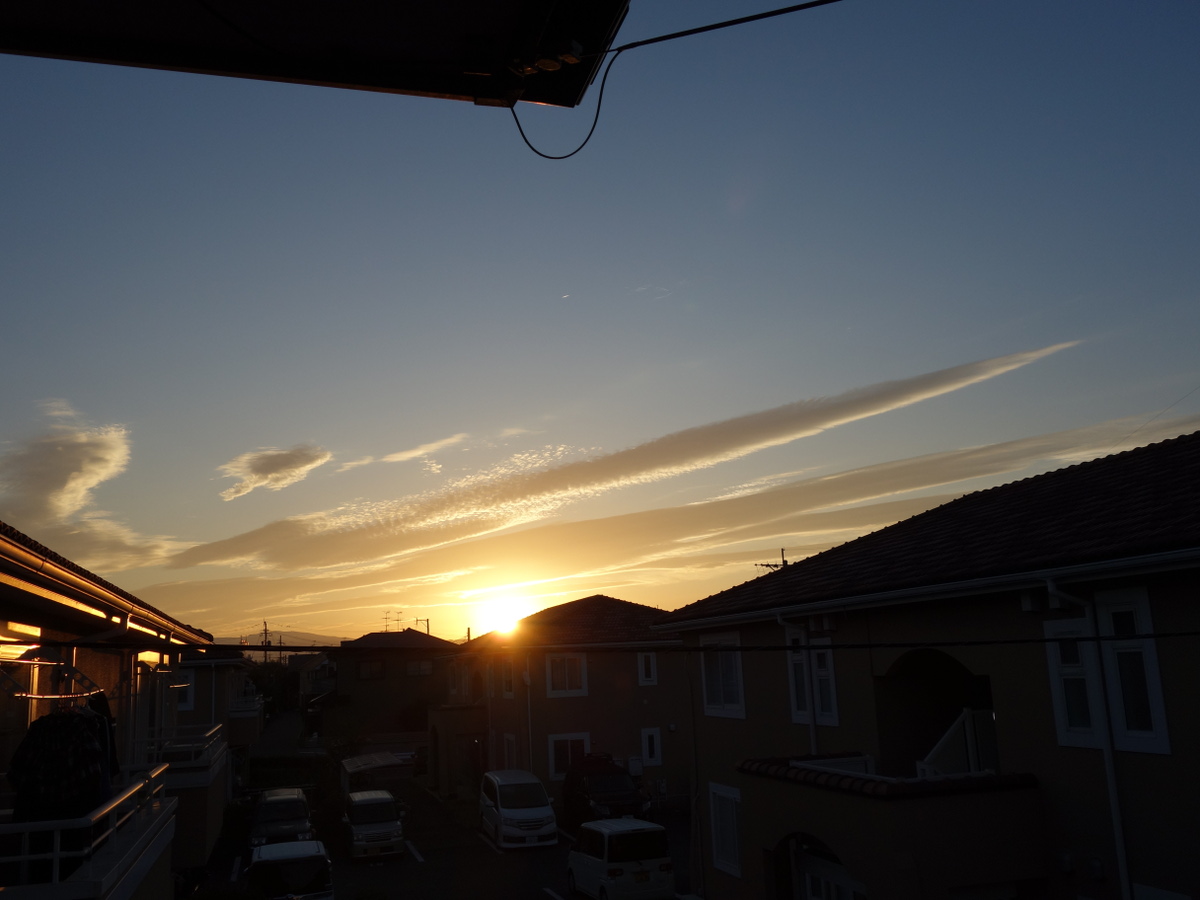 ベランダから見た早朝の東の空