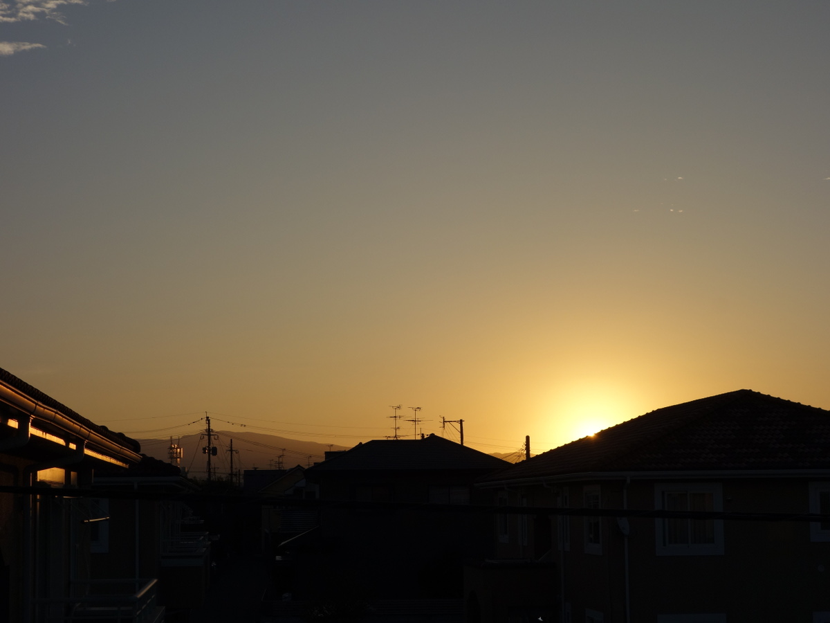 ベランダから見た早朝の東の空