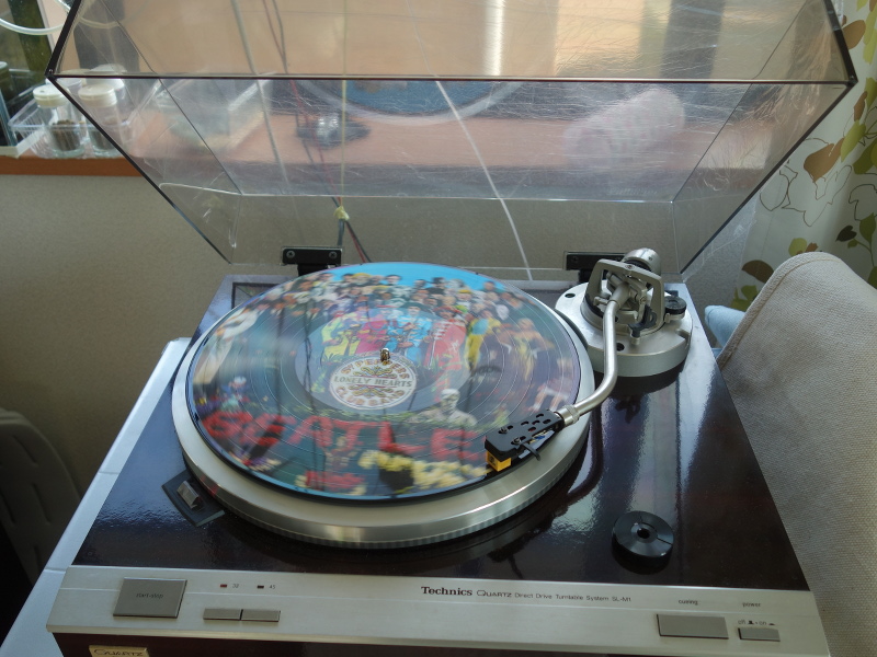 レコードプレーヤー Technics SL-M1とSgt.Pepper's Lonely Hearts Club BandのPicture Disk