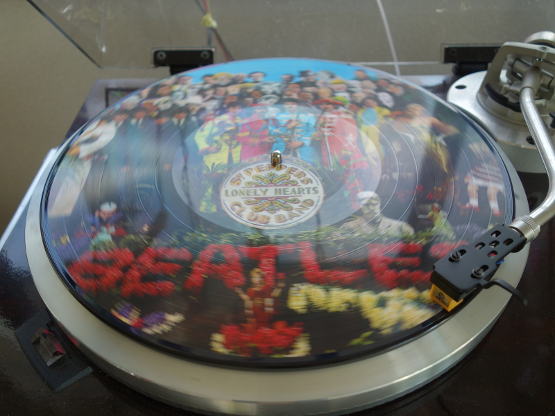 レコードプレーヤー Technics SL-M1のターンテーブル上で回転しているSgt.Pepper's Lonely Hearts Club BandのPicture Disk
